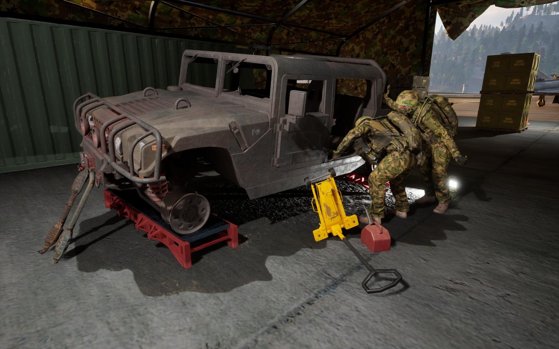 Militärfahrzeug, an dem Soldaten arbeiten. Ein Wagenheber wird verwendet. Die Szene spielt in einem Hangar.