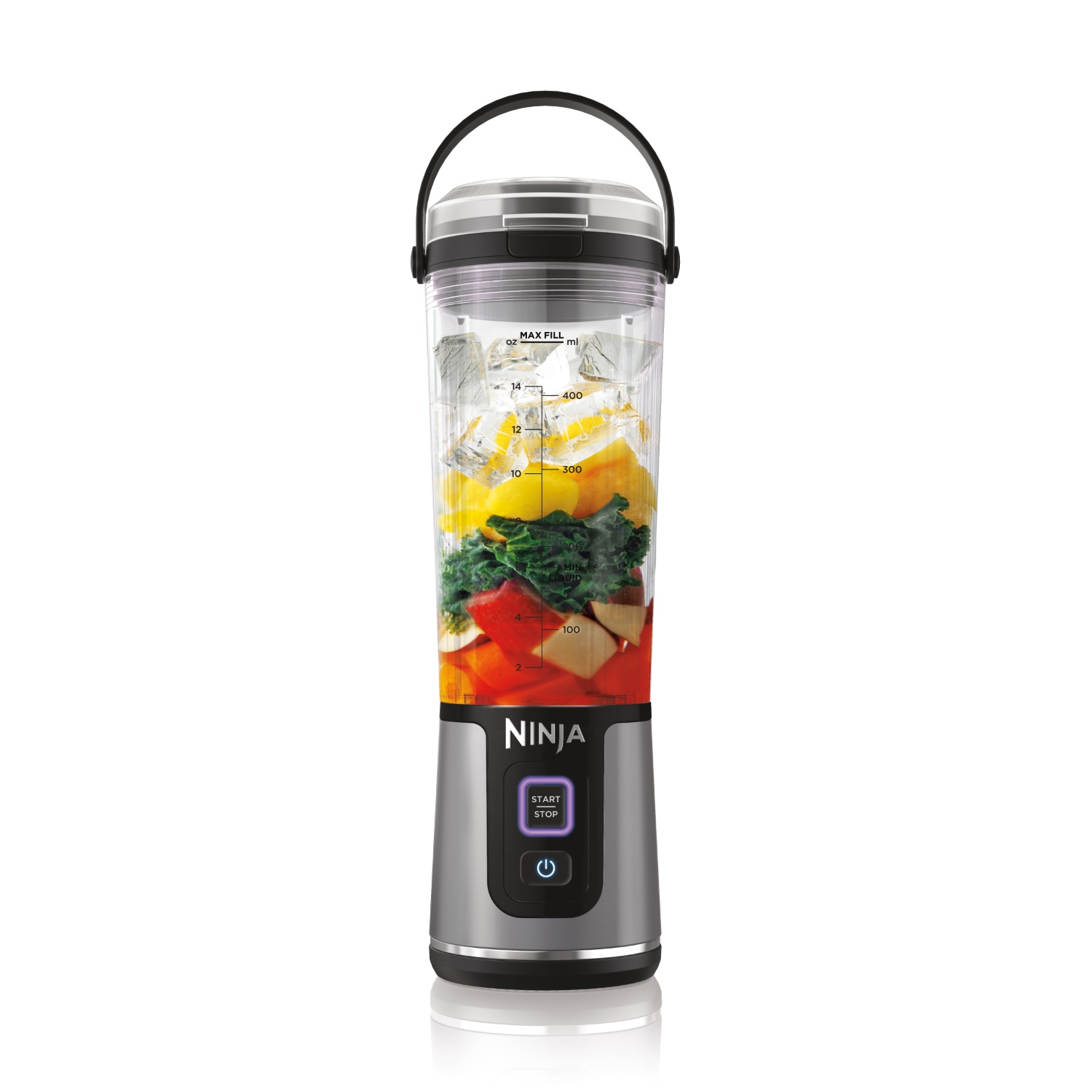 Een Ninja blender met fruit en ijs erin. Het heeft een zwart handvat en een zilveren basis met een start/stop knop.