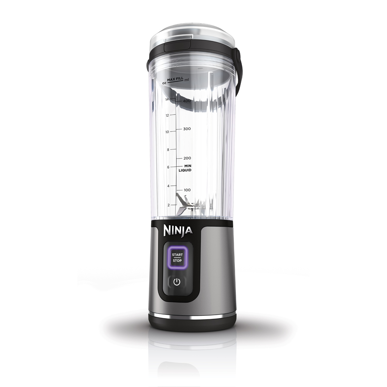 Een Ninja-blender met een doorzichtige container met metingen. Het heeft een zilveren basis met een start/stop-knop. De deksel is zwart.