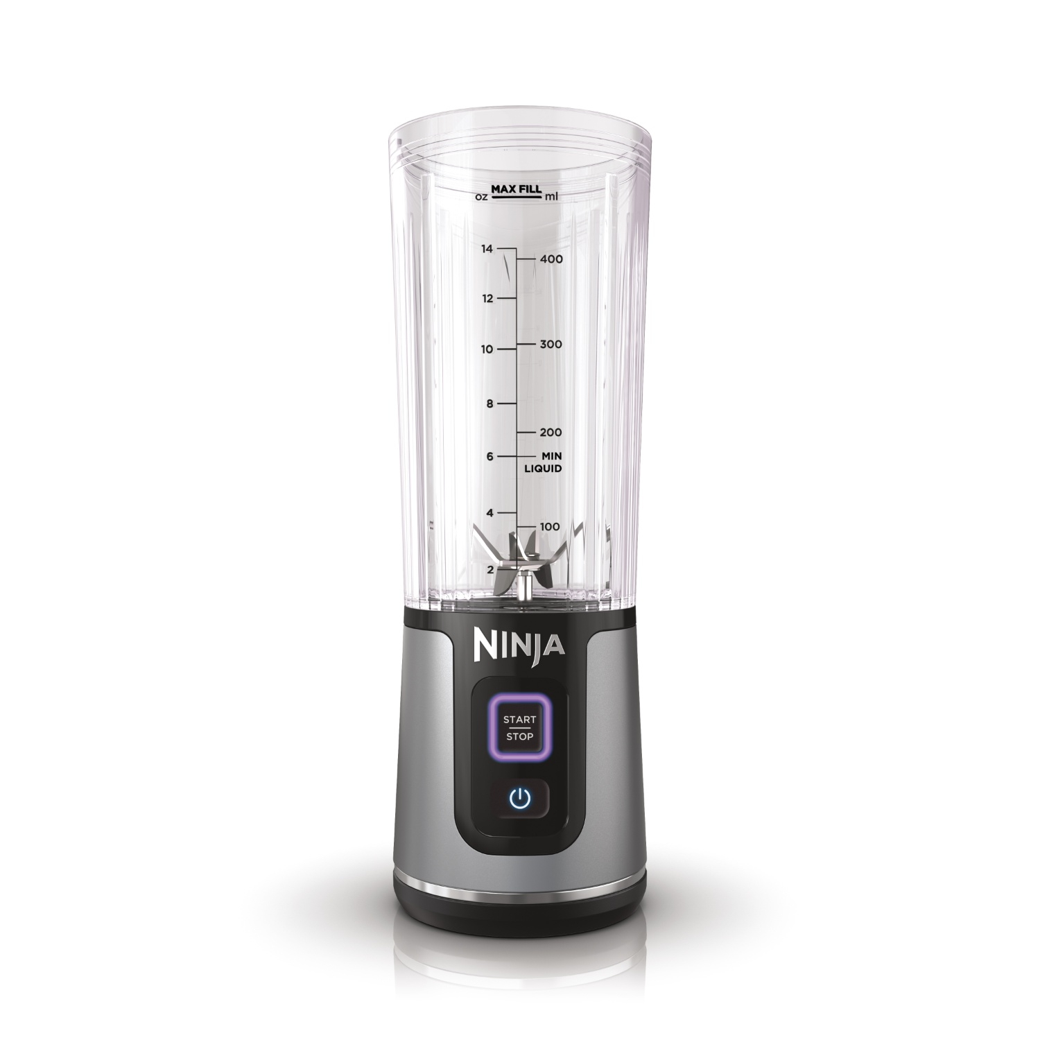 Een Ninja blender, helder met een grijze basis. Het heeft meetmarkeringen, een start/stop knop en een aan/uit knop.