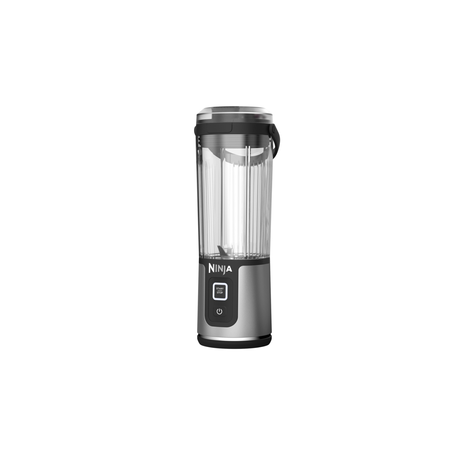 Een persoonlijke Ninja-blender. Hij heeft een doorzichtige plastic beker, een zilveren voet met knoppen en een zwart deksel en handvat. De achtergrond is wit.