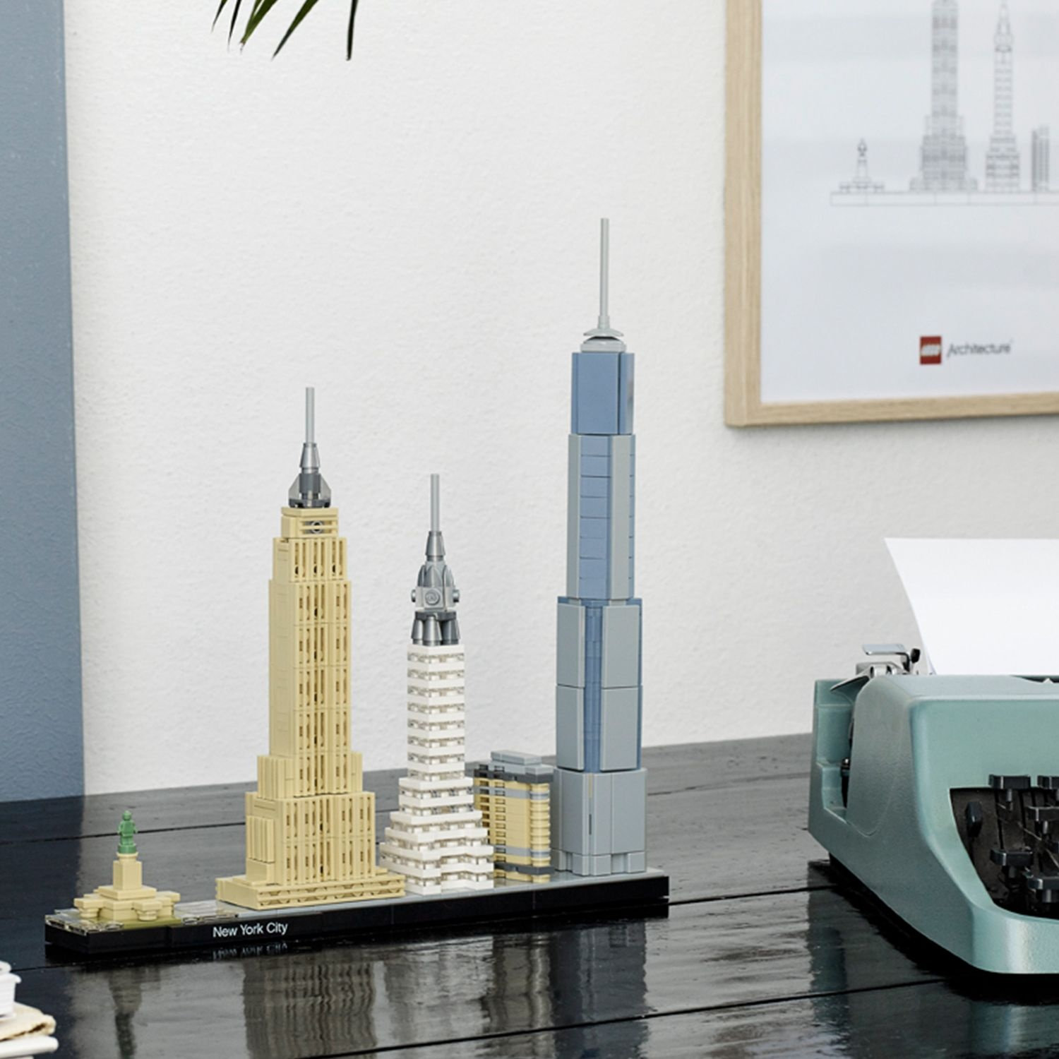 Skyline de Lego de New York. Bâtiments en briques Lego. Une machine à écrire vintage est à droite. Un cadre photo est en arrière-plan.