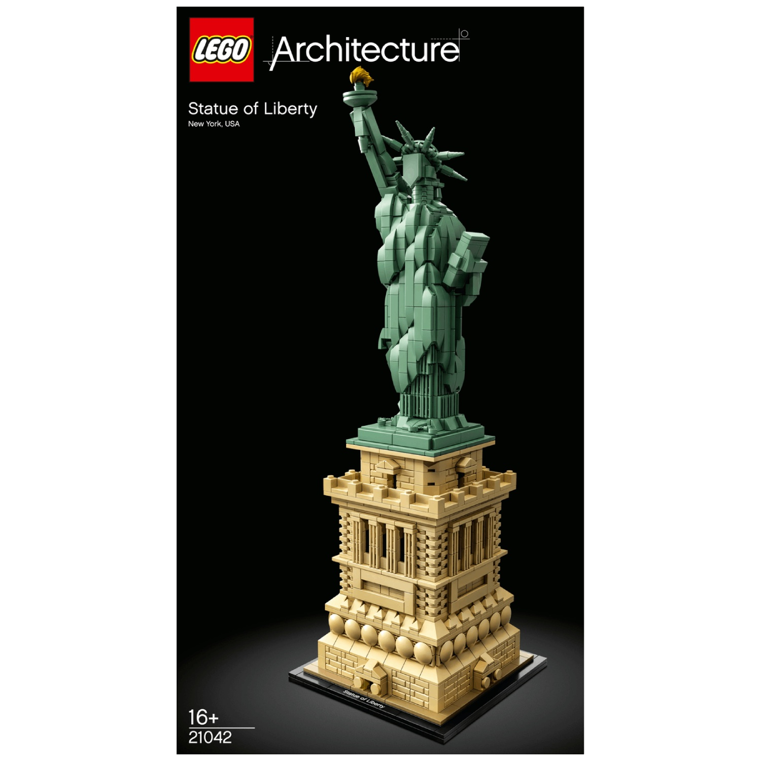 Un modèle Lego de la Statue de la Liberté. Il est vert et beige, sur fond noir. La base est beige, la statue verte.