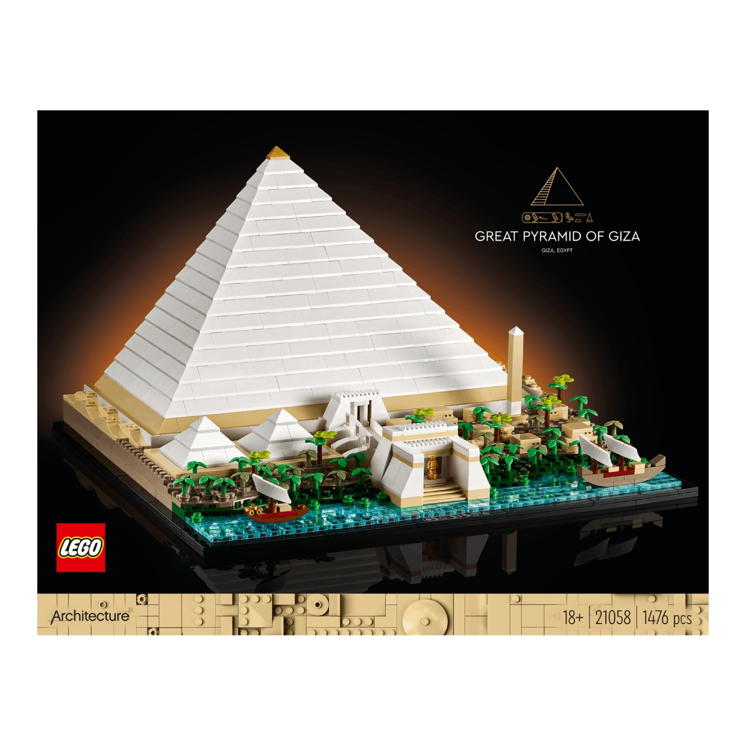 Een Lego-model van de Grote Piramide van Gizeh. Witte piramide met gouden top, andere structuren, bomen, water en boten op een zwarte basis.