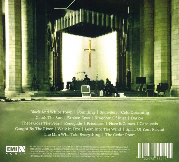In einer Kirche spielt eine Band. Ein goldenes Kreuz hängt. Album-Trackliste ist sichtbar.