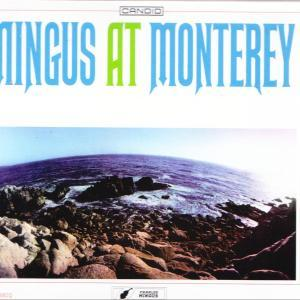 Albumcover: "Mingus at Monterey". Ozeanwellen schlagen an Felsen, blauer Himmel, grüner und blauer Text.