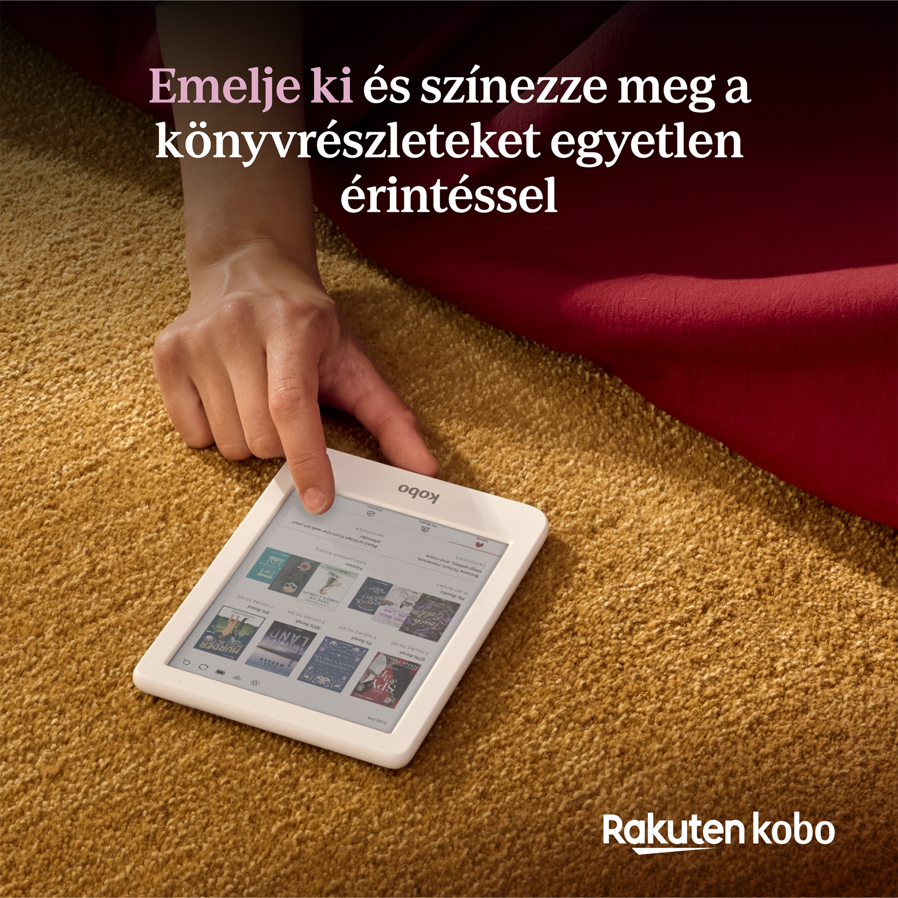 Egy kéz megérinti a Kobo e-olvasót, amely könyvborítókat jelenít meg. Sárga szőnyegen fekszik, piros háttérrel.