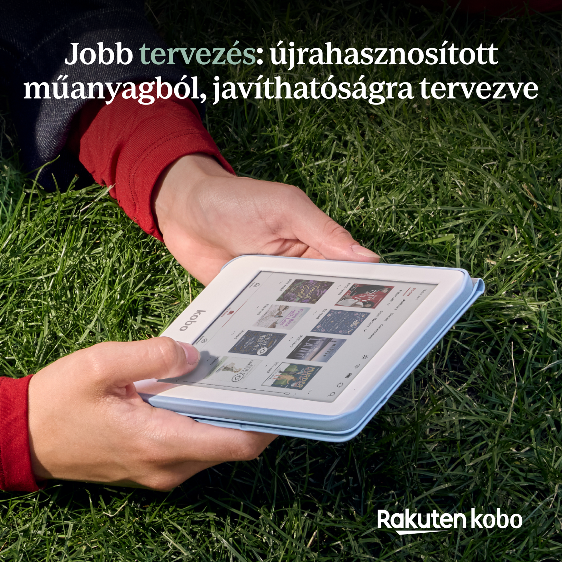 Egy személy Kobo e-olvasót tart a füvön. A képernyőn könyvborítók láthatók. Piros ujj látható.