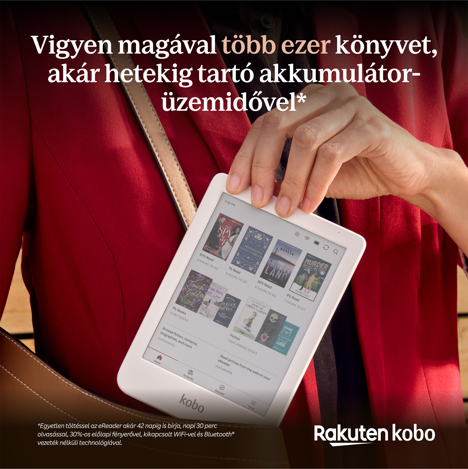 Egy személy egy fehér e-könyv olvasót tart. A képernyő könyvborítókat jelenít meg. A háttér piros ruházat és barna táska.