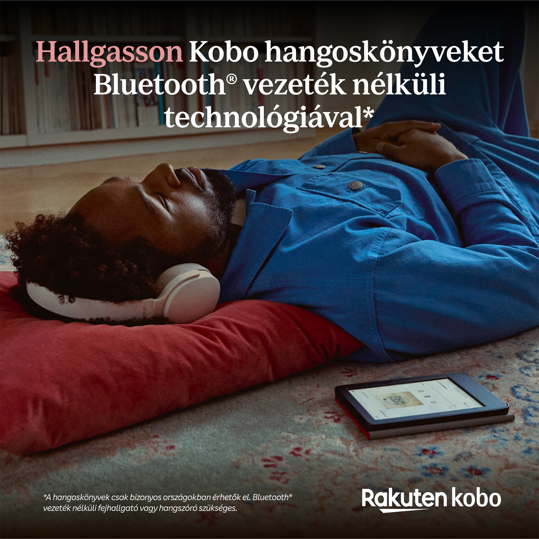 Férfi fejhallgatóval a párnán, Kobo olvasót tart. Kobo hangoskönyvek hirdetése Bluetooth-szal.