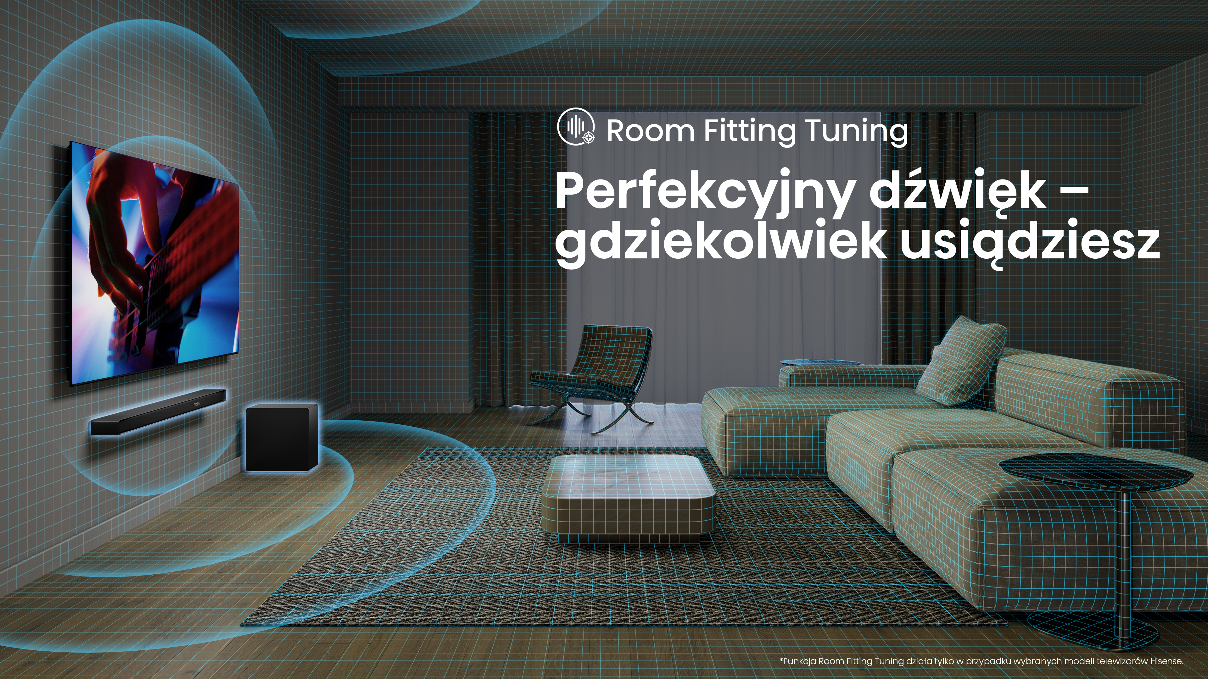 Scena w salonie z telewizorem, soundbarem i subwooferem. W pokoju znajduje się sofa, krzesło i stolik kawowy. Tekst Room Fitting Tuning.