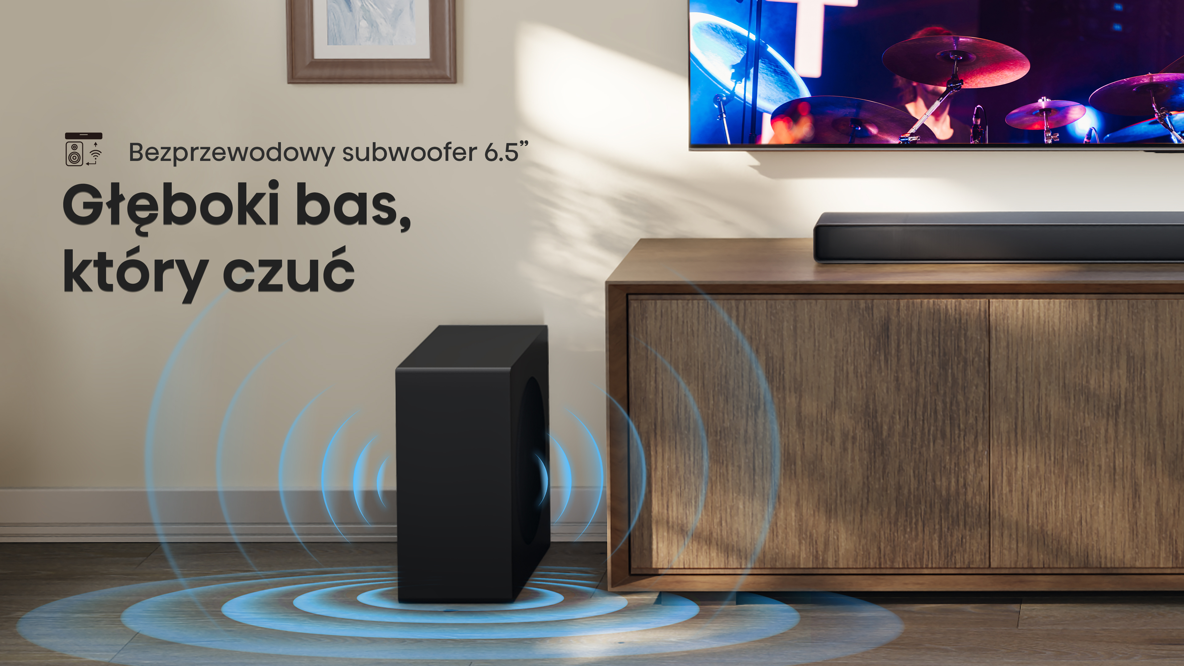 Czarny subwoofer obok drewnianej szafki. Telewizor pokazuje perkusistę. Niebieskie fale dźwiękowe wychodzą z subwoofera.