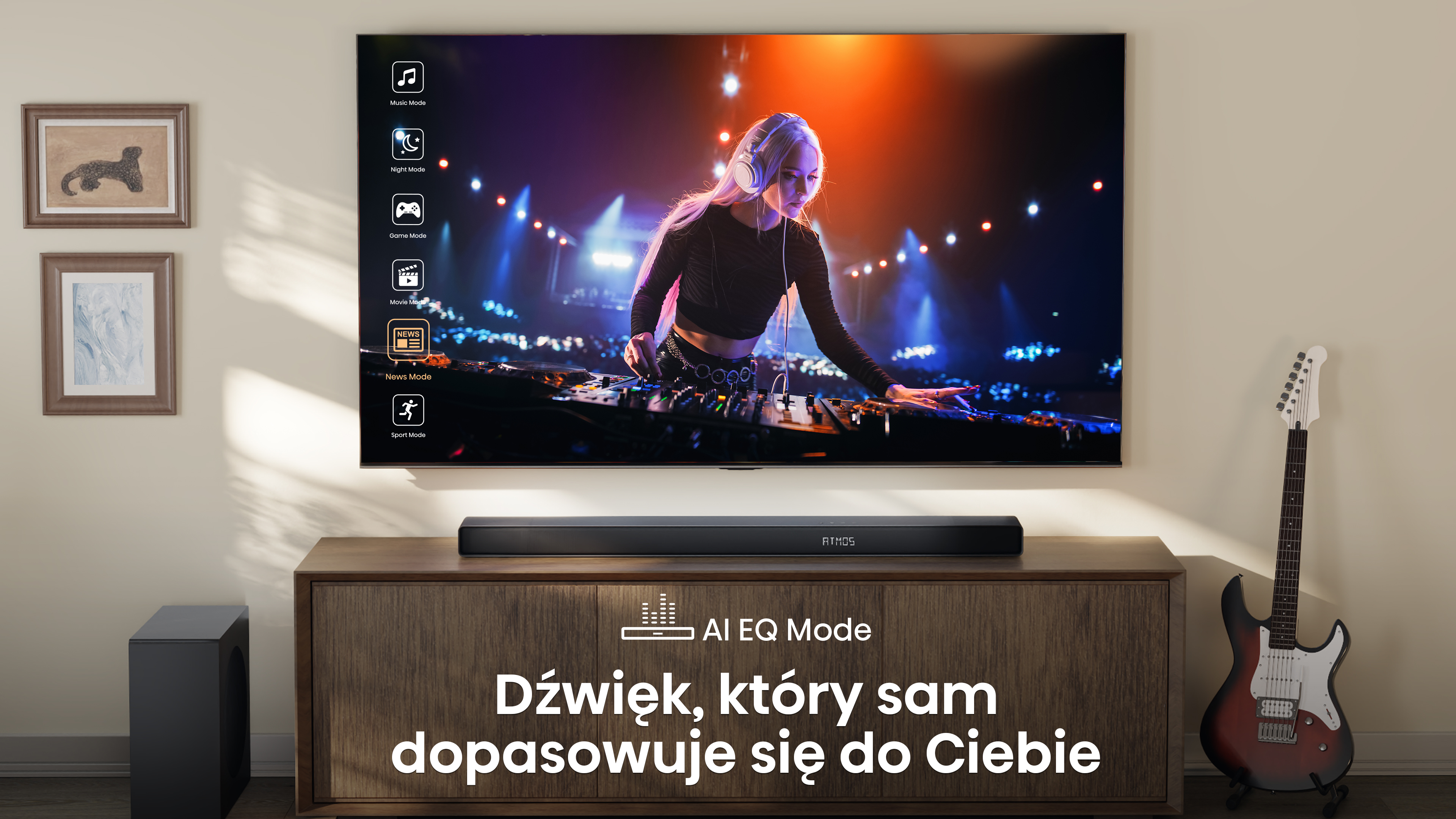 Kobieta ze słuchawkami na scenie. Ekran telewizora nad drewnianą szafką pokazuje występ DJ-a. Widoczne gitara i głośnik.