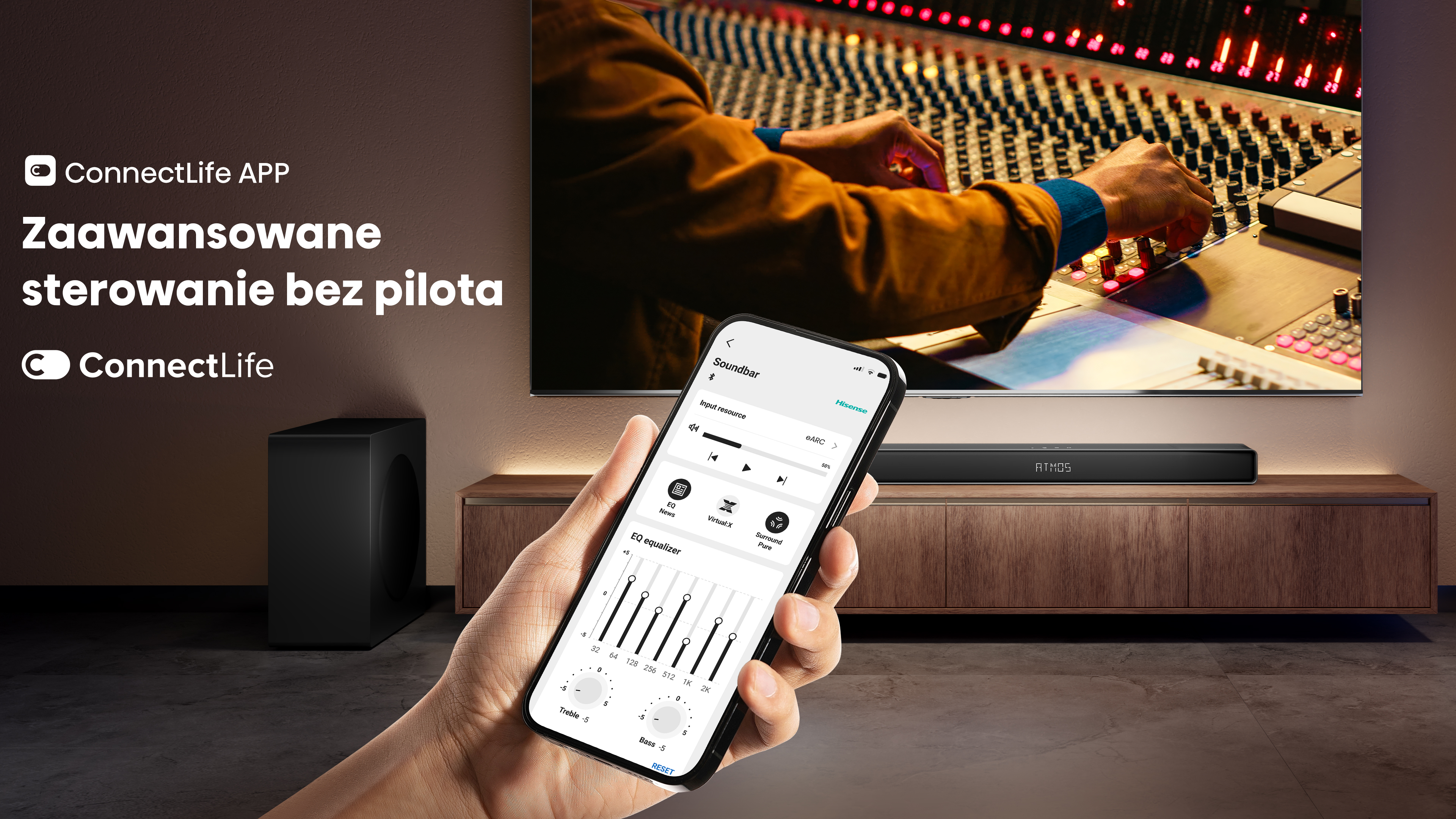 Osoba trzymająca telefon kontrolująca soundbar. Telewizor w tle z osobą regulującą sprzęt audio.