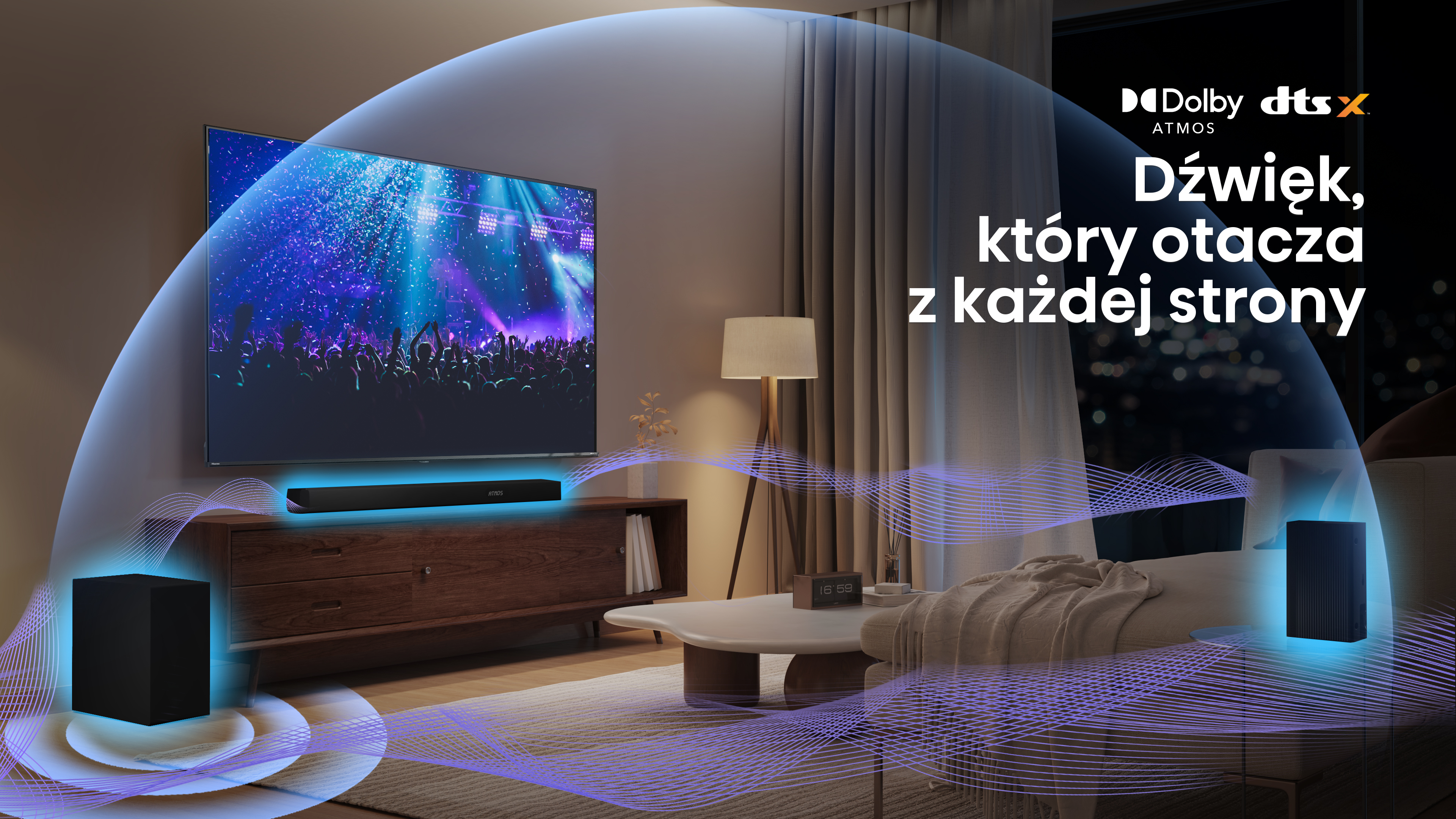 Scena w salonie z dużym telewizorem, soundbarem, subwooferem i sofą. Fioletowe fale dźwiękowe emanują z konfiguracji.