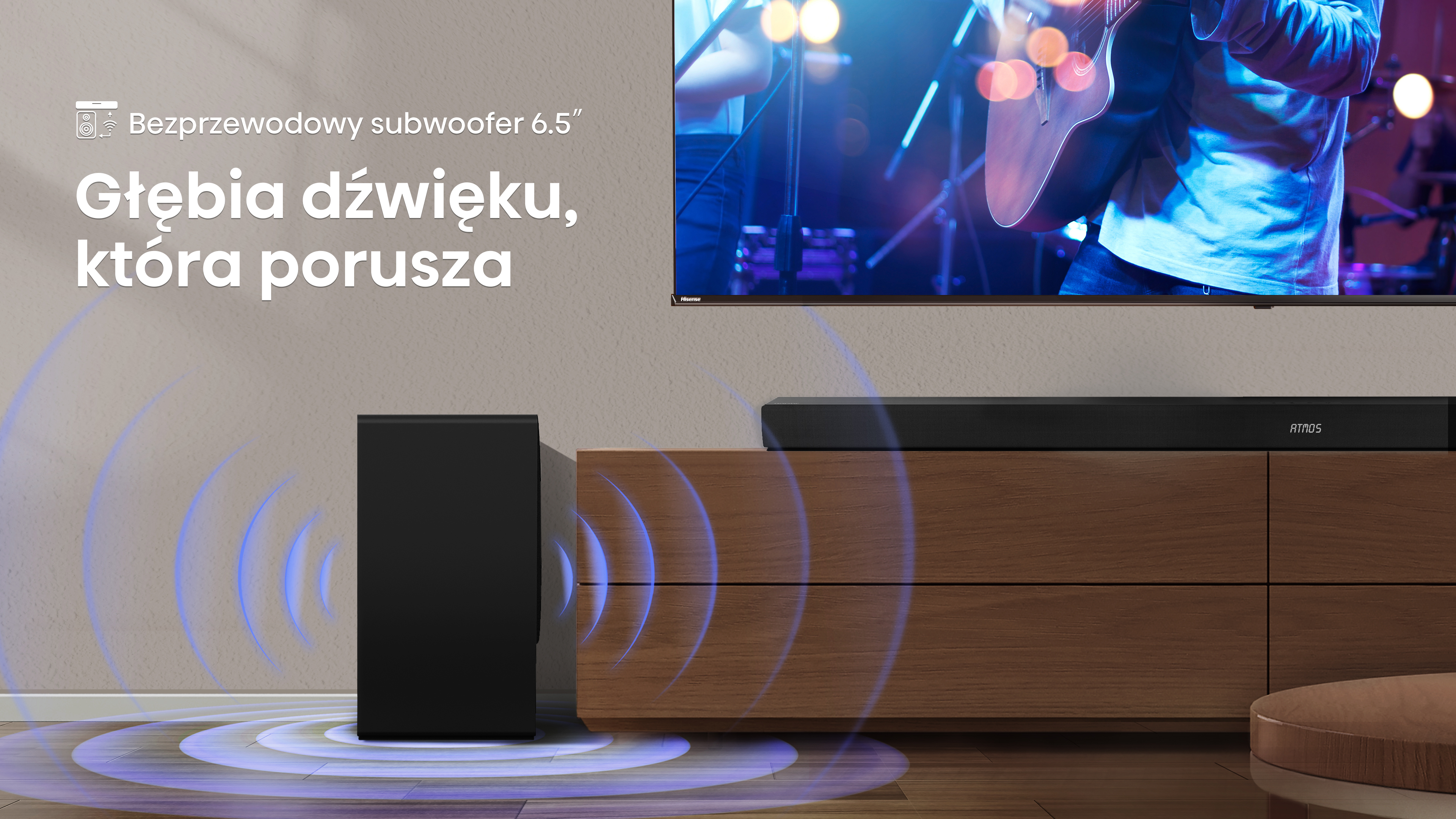 Czarny subwoofer i soundbar na drewnianej szafce, z telewizorem pokazującym koncert. Niebieskie fale dźwiękowe emanują.