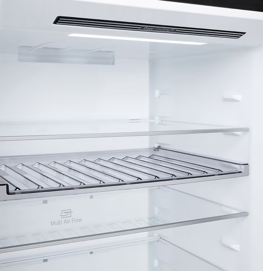 Wnętrze lodówki, pokazujące szklane półki i funkcję 'Door Cooling+'. Wnętrze jest białe z etykietą 'Multi Air Flow'.