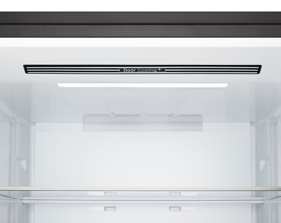 Wnętrze lodówki, pokazujące półki i wentylację 'Door Cooling+'. Wnętrze jest białe, z ciemną górą i czarnym wentylatorem.