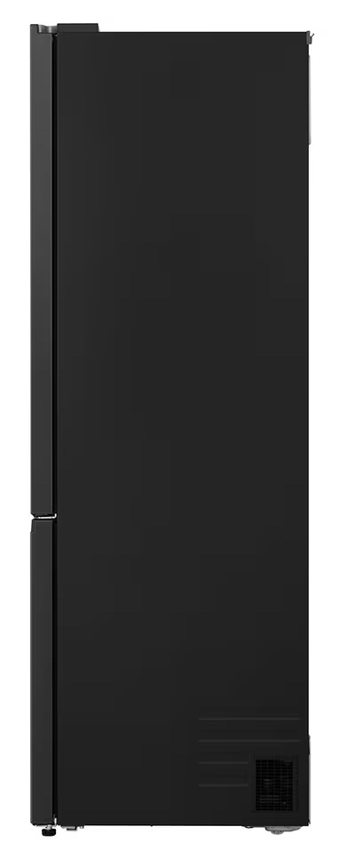 Czarna lodówka na białym tle. Ma otwór wentylacyjny i uchwyt z boku. Drzwi są zamknięte.