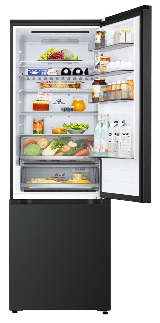 Otwarta lodówka wypełniona jedzeniem: owoce, warzywa, napoje i różne artykuły spożywcze. Drzwi są otwarte.