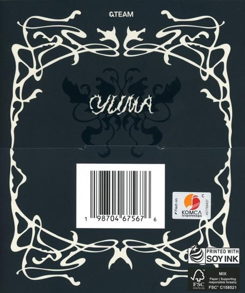 Zwarte albumhoes met wit decoratief frame, YUMA-tekst, barcode en logo's. De tekst bevat &TEAM, KOMCA en Soy Ink.