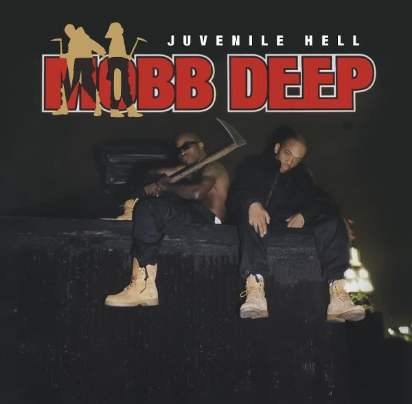 Zwei Männer sitzen auf einer dunklen Oberfläche. Einer oben ohne, mit einer Spitzhacke, der andere in einer schwarzen Jacke. Darüber steht "MOBB DEEP".