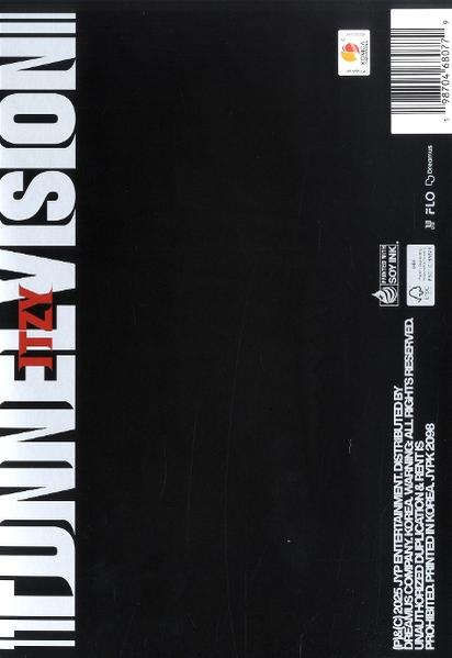 Schwarzes Albumcover mit weißem Text 'TUNNEL VISION' und rotem 'ITZY'. Enthält Urheberrecht und Barcode-Details.
