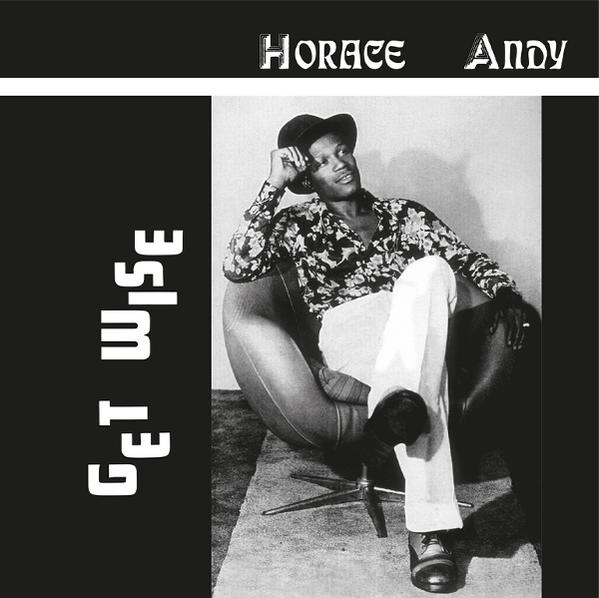 Horace Andy sitzt in einem Stuhl. Er trägt einen Hut, ein Blumenhemd, eine weiße Hose und Schuhe. Der Albumtitel lautet 'Get Wise'.