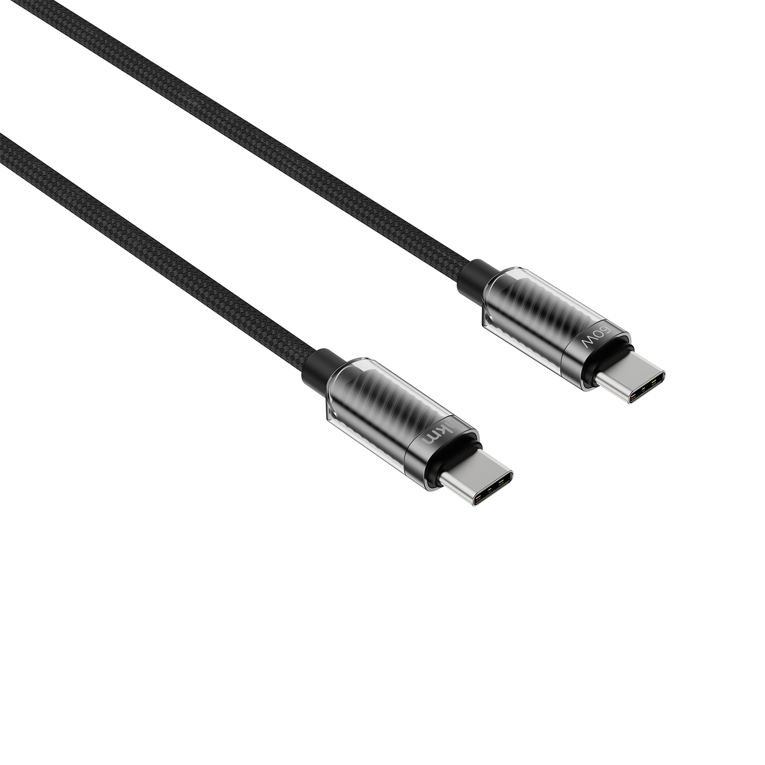 Beyaz zemin üzerinde açılı duran iki siyah USB-C kablosu. Her kabloda 'KM' ve '60W' etiketli gümüş renkli konektörler var.