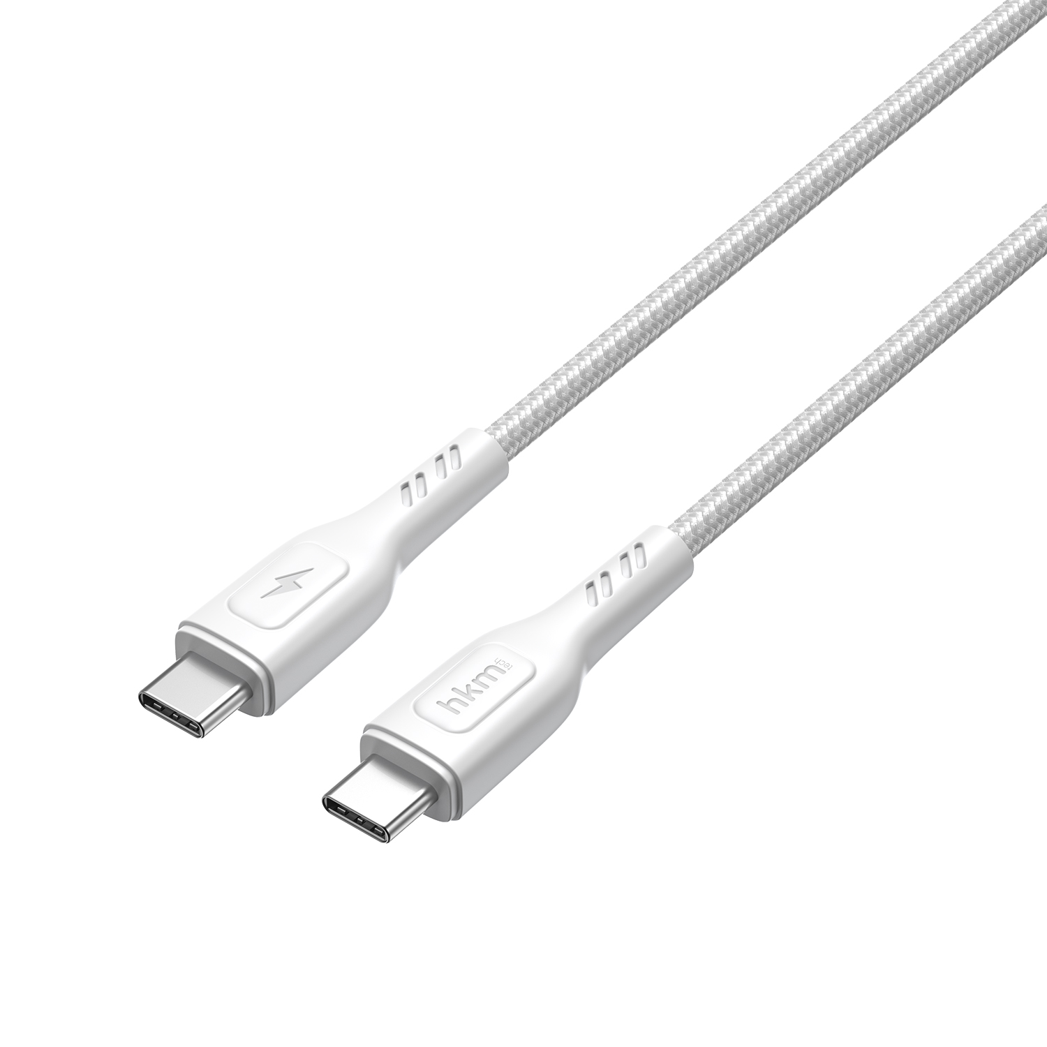 Beyaz bir arka plan üzerinde açılı iki beyaz USB-C kablosu. Bir kabloda şimşek sembolü var. Diğer kabloda "hkm" yazıyor.
