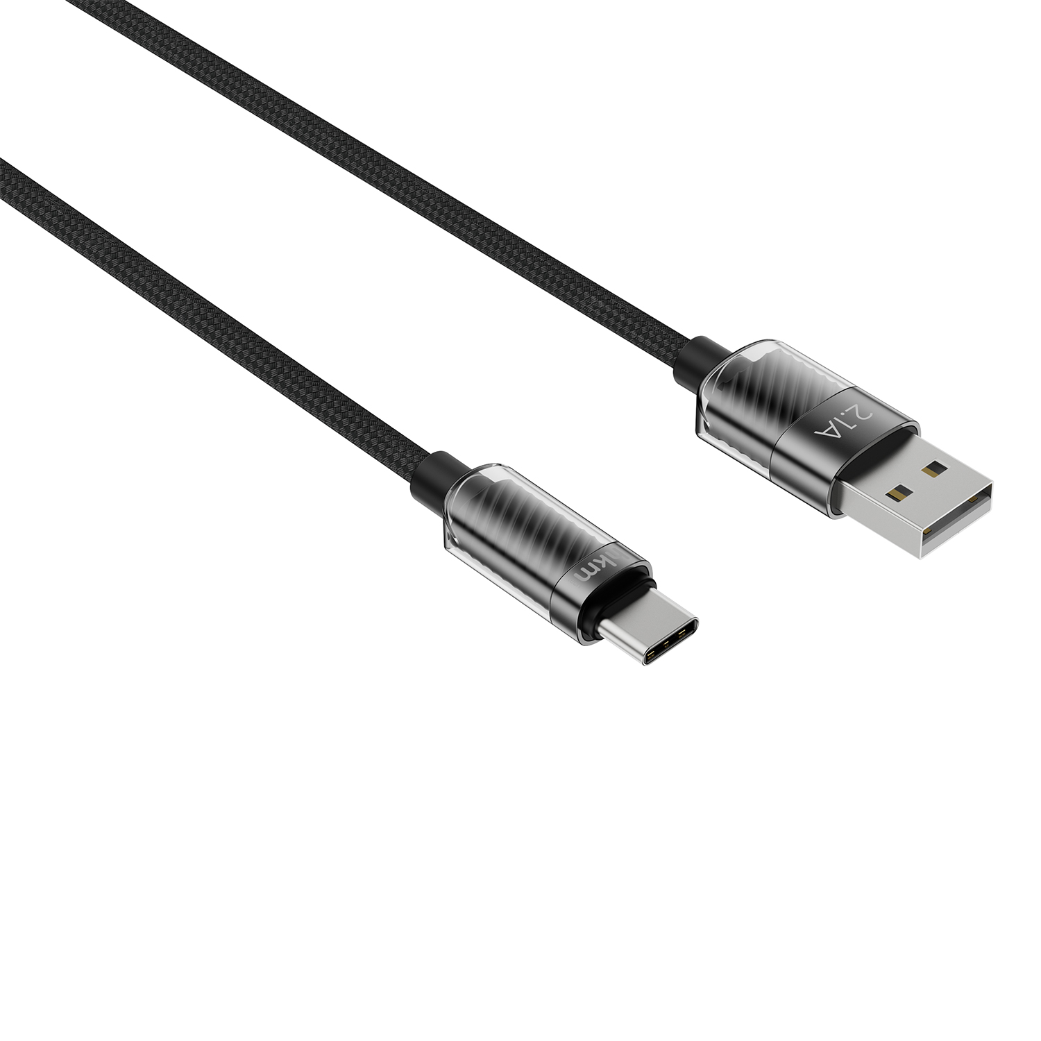 Siyah ve gümüş renkli bir USB-C - USB-A şarj kablosu. Kablo beyaz bir zemin üzerinde. Bir ucu USB-A, diğer ucu USB-C.
