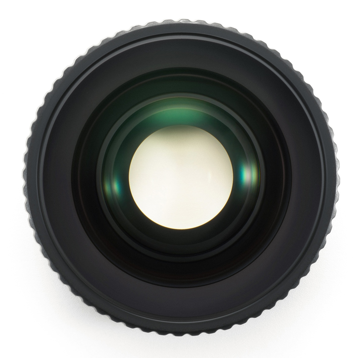 Zbliżenie obiektywu aparatu. Obiektyw jest czarny z koncentrycznymi okręgami i przezroczystym środkiem. Leży na białym tle.