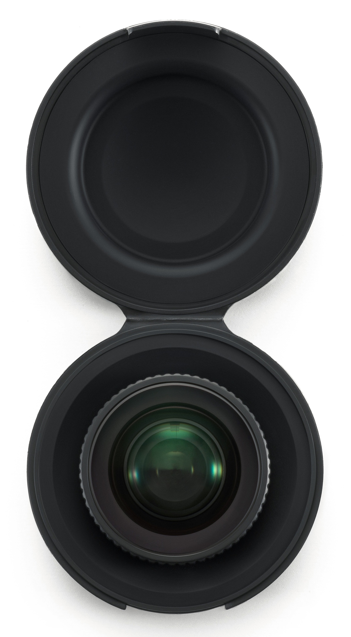 Czarny obiektyw aparatu z otwartą osłoną obiektywu. Obiektyw odbija zielony odcień na jasnym, białym tle.
