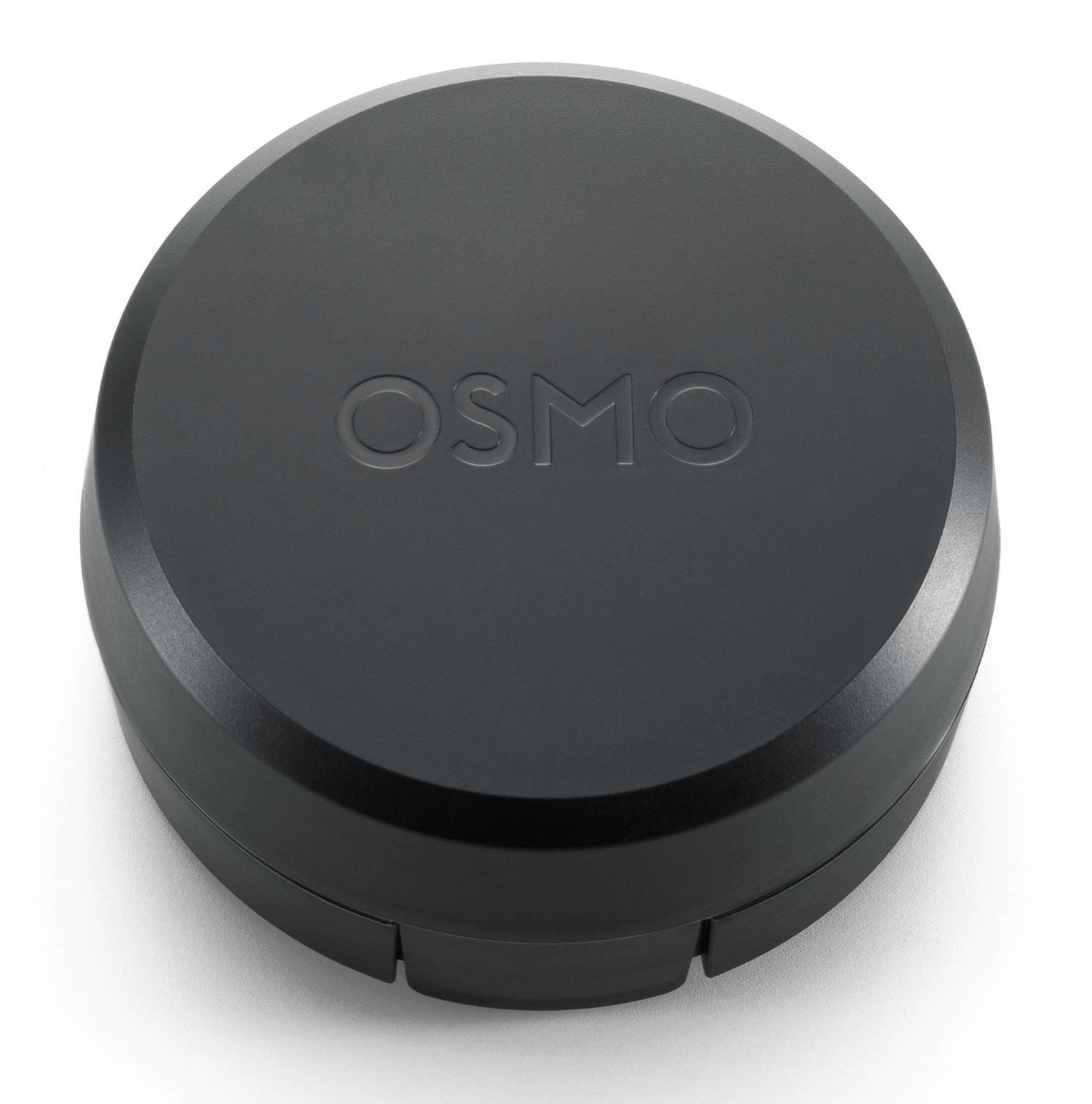 Czarna, okrągła obudowa Osmo na białej powierzchni. Słowo "OSMO" jest wytłoczone na pokrywie. Obudowa jest zamknięta.