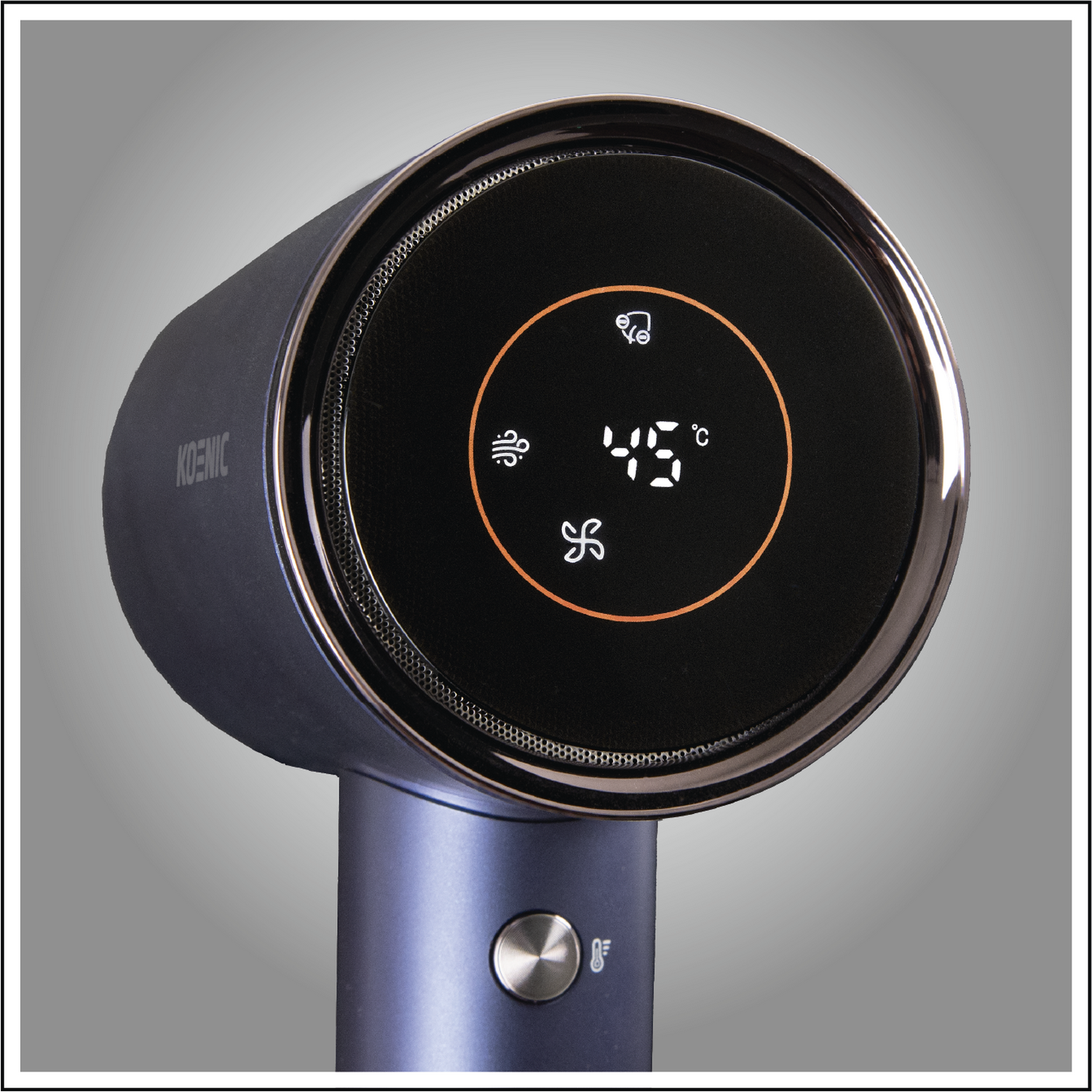 Un secador de pelo azul oscuro con una pantalla digital que muestra 45 grados Celsius. Tiene un botón de encendido/apagado y la marca KOENIC.