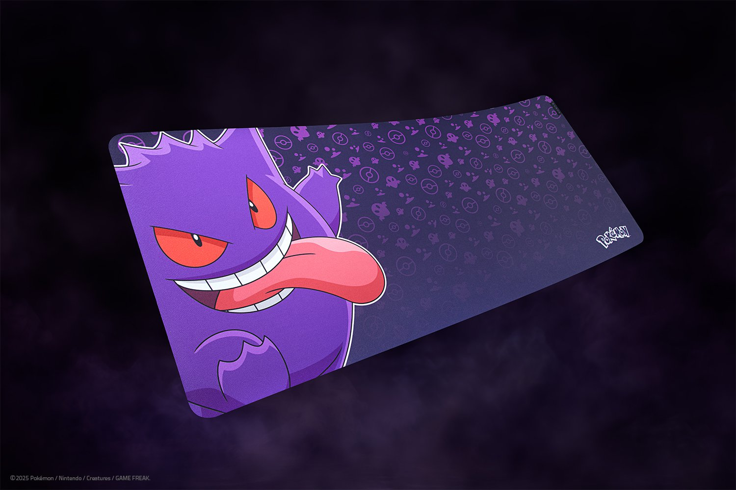 Una alfombrilla de ratón morada de Gengar con un diseño de Gengar sonriente. El fondo es oscuro con logotipos de Pokémon.