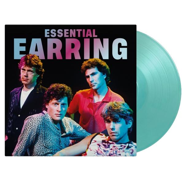 Albumcover: vier Männer, Bandmitglieder, mit dem Text "Essential Earring". Eine türkisfarbene Schallplatte befindet sich rechts.