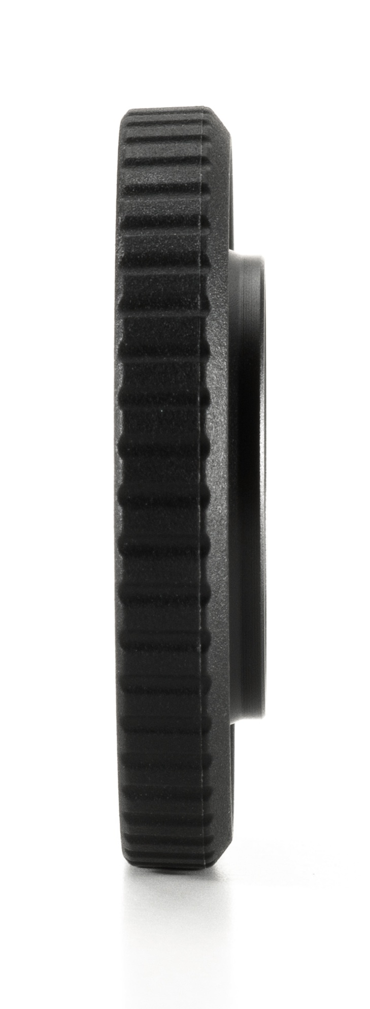 Czarny, prążkowany okrągły przedmiot w profilu na białym tle.