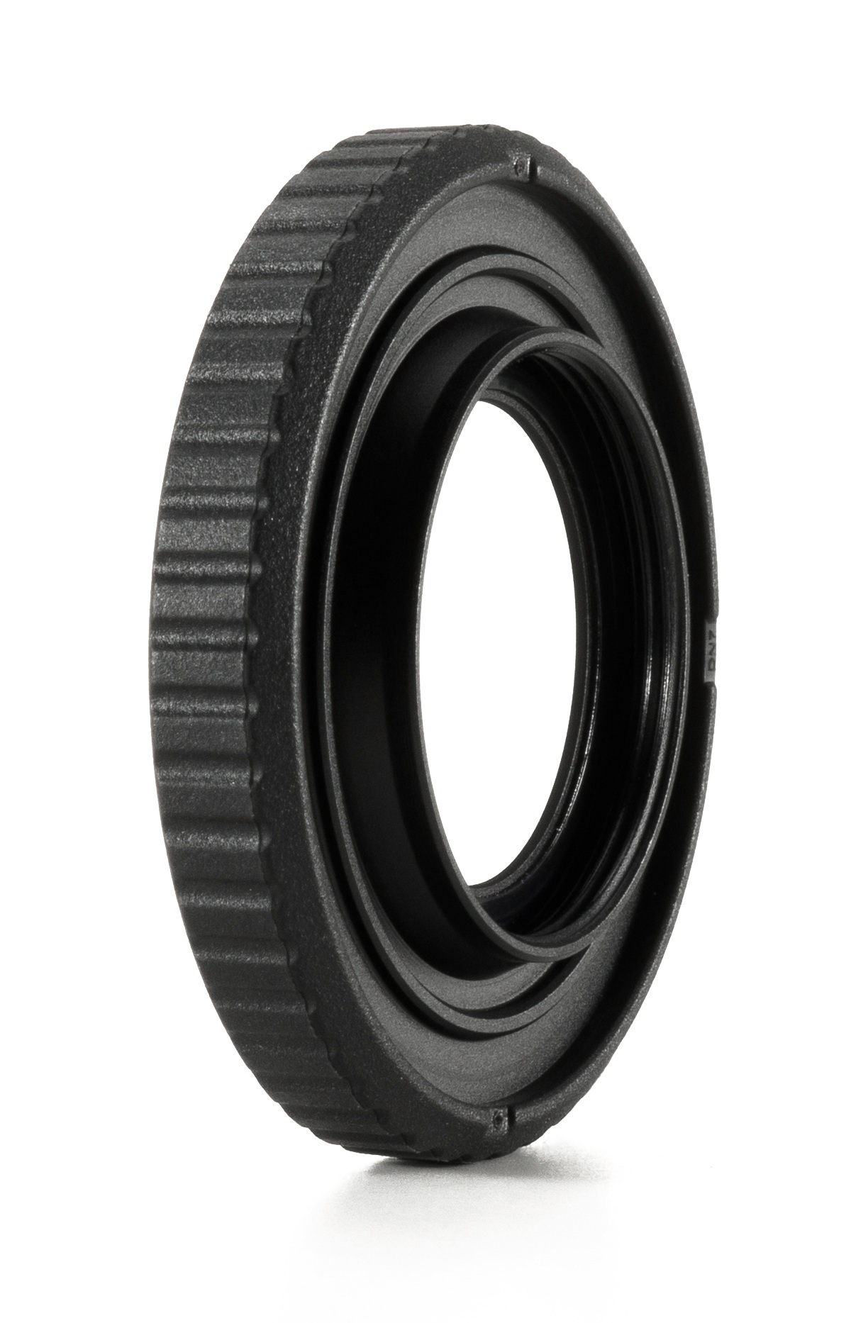 Czarny adapter do obiektywu z teksturowanymi krawędziami. Wyśrodkowany na białym tle, pokazujący okrągły kształt.