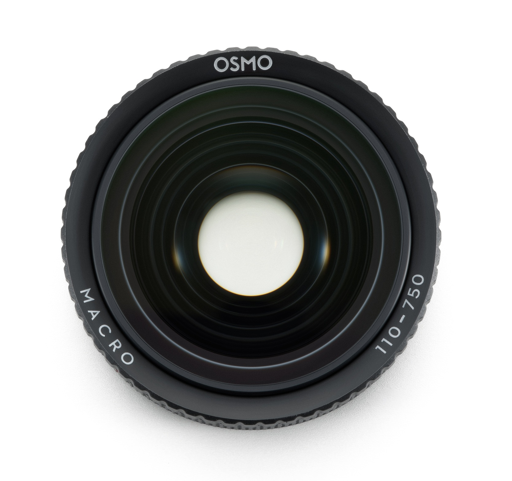 Zbliżenie czarnego obiektywu makro z napisami 'OSMO', 'MACRO' i '110-750'. Białe tło.