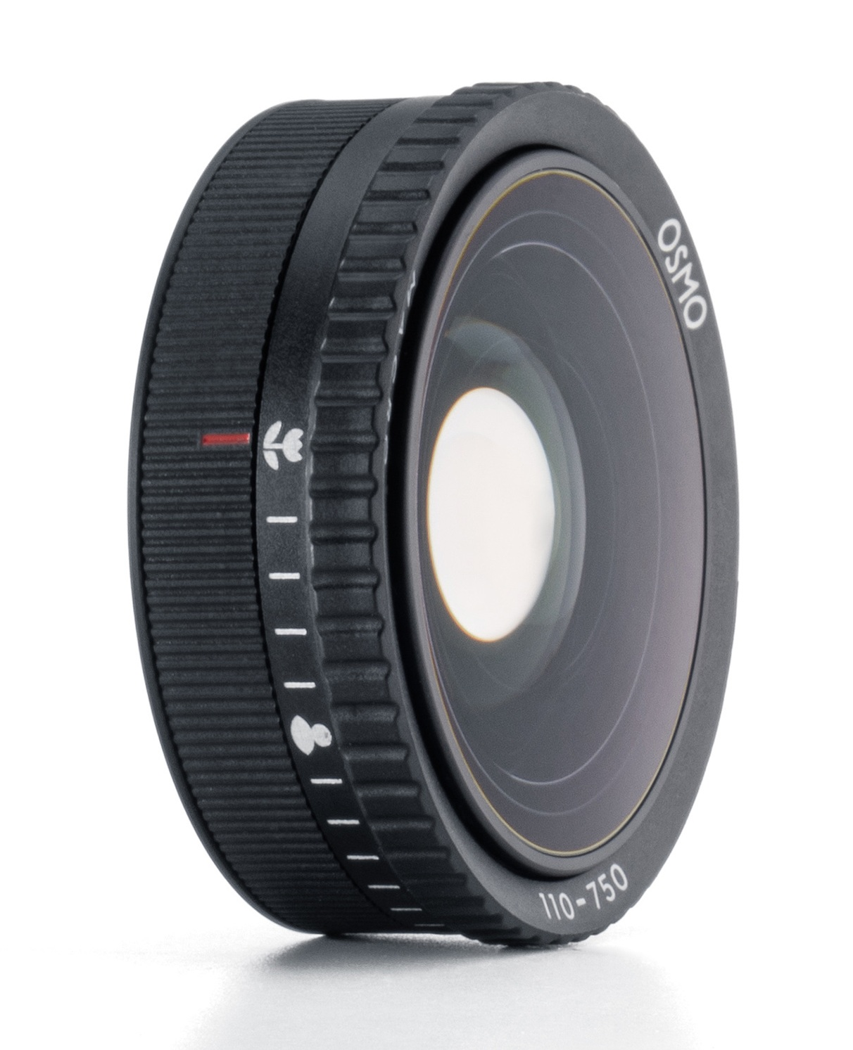 Czarny obiektyw do aparatu Osmo. Ma karbowany pierścień ostrości i oznaczenia. Obiektyw jest na białym tle, z tekstem 'OSMO' i '110-750'.