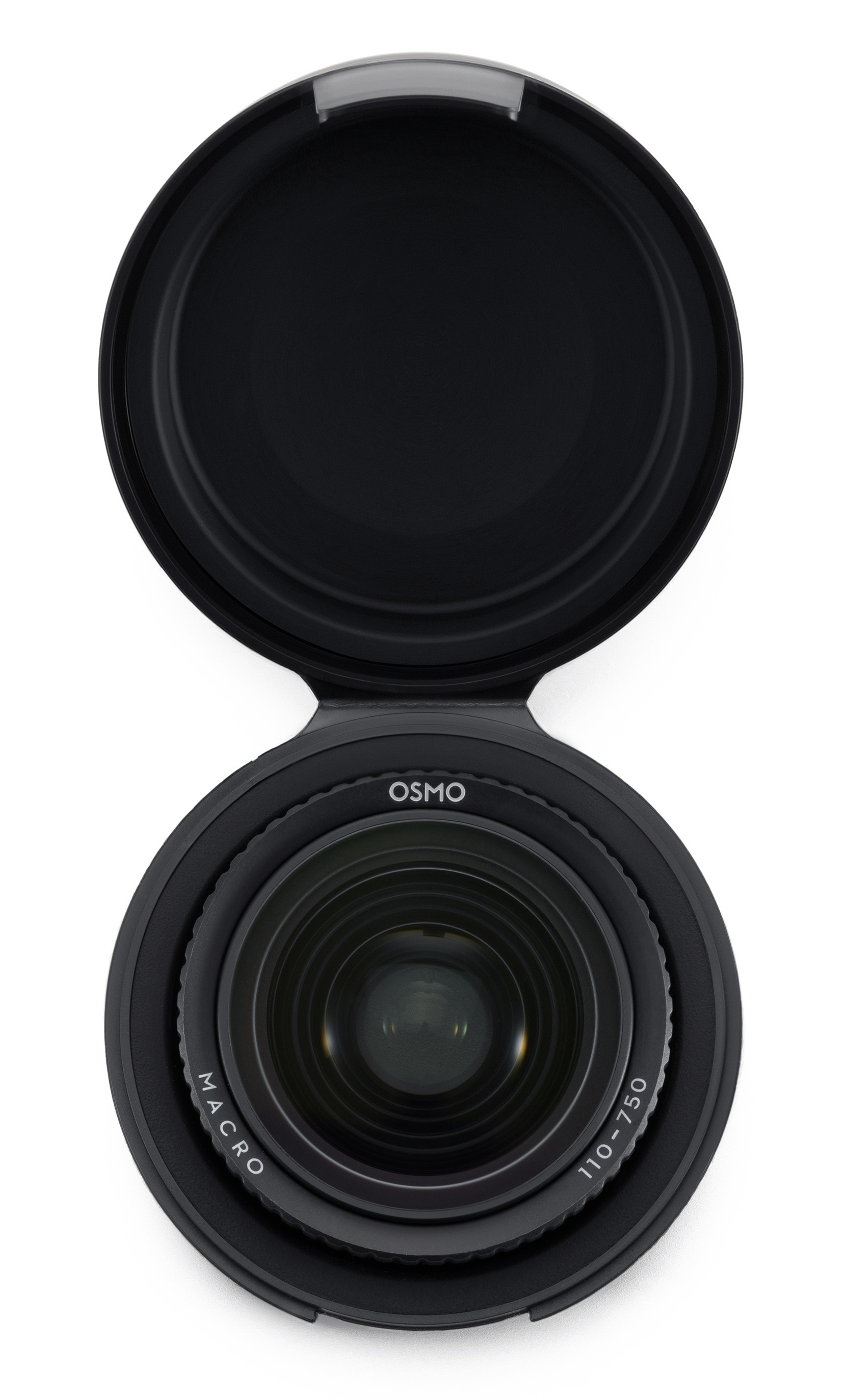 Czarny obiektyw aparatu z otwartą osłoną na białym tle. Obiektyw ma oznaczenia makro i zoom. Osłona znajduje się nad obiektywem.