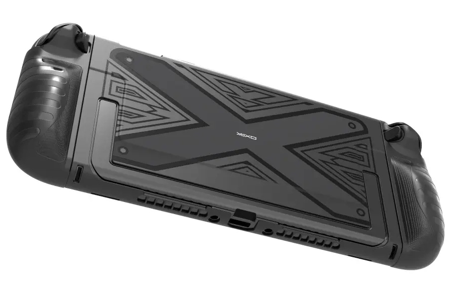 Czarny kontroler do gier z geometrycznym wzorem na plecach, widok z boku. Posiada uchwyty, przyciski i porty.