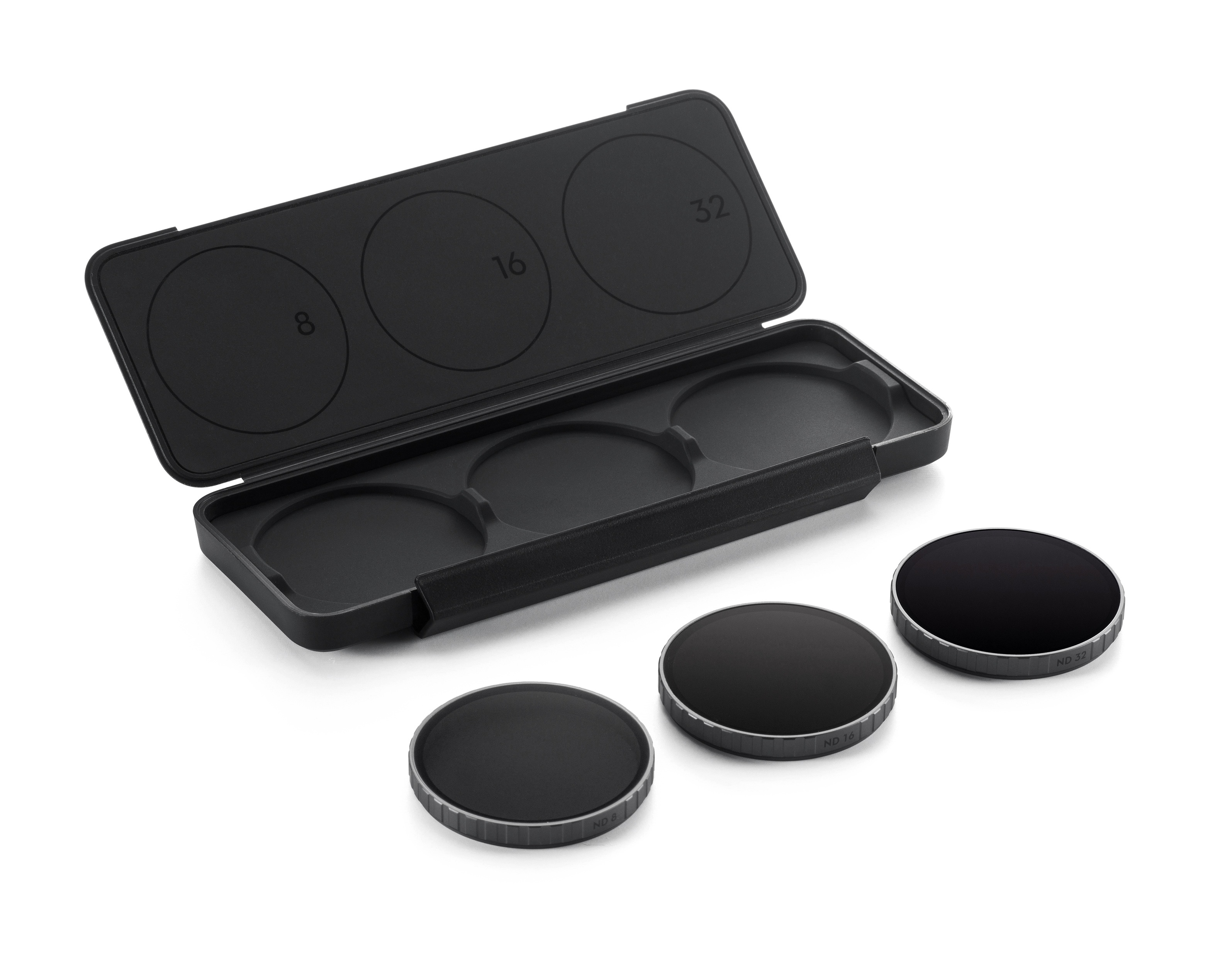 Czarny futerał na filtr z trzema okrągłymi filtrami. Etui jest otwarte. Widoczne są numery 8, 16 i 32.