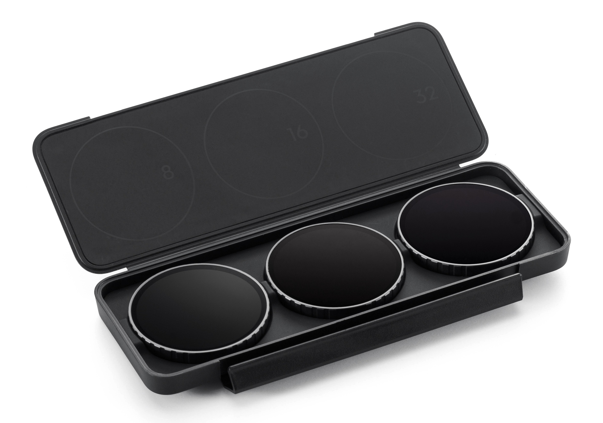 Otwarty czarny futerał z trzema ciemnymi okrągłymi filtrami w środku. Liczby 8, 16 i 32 na pokrywie.