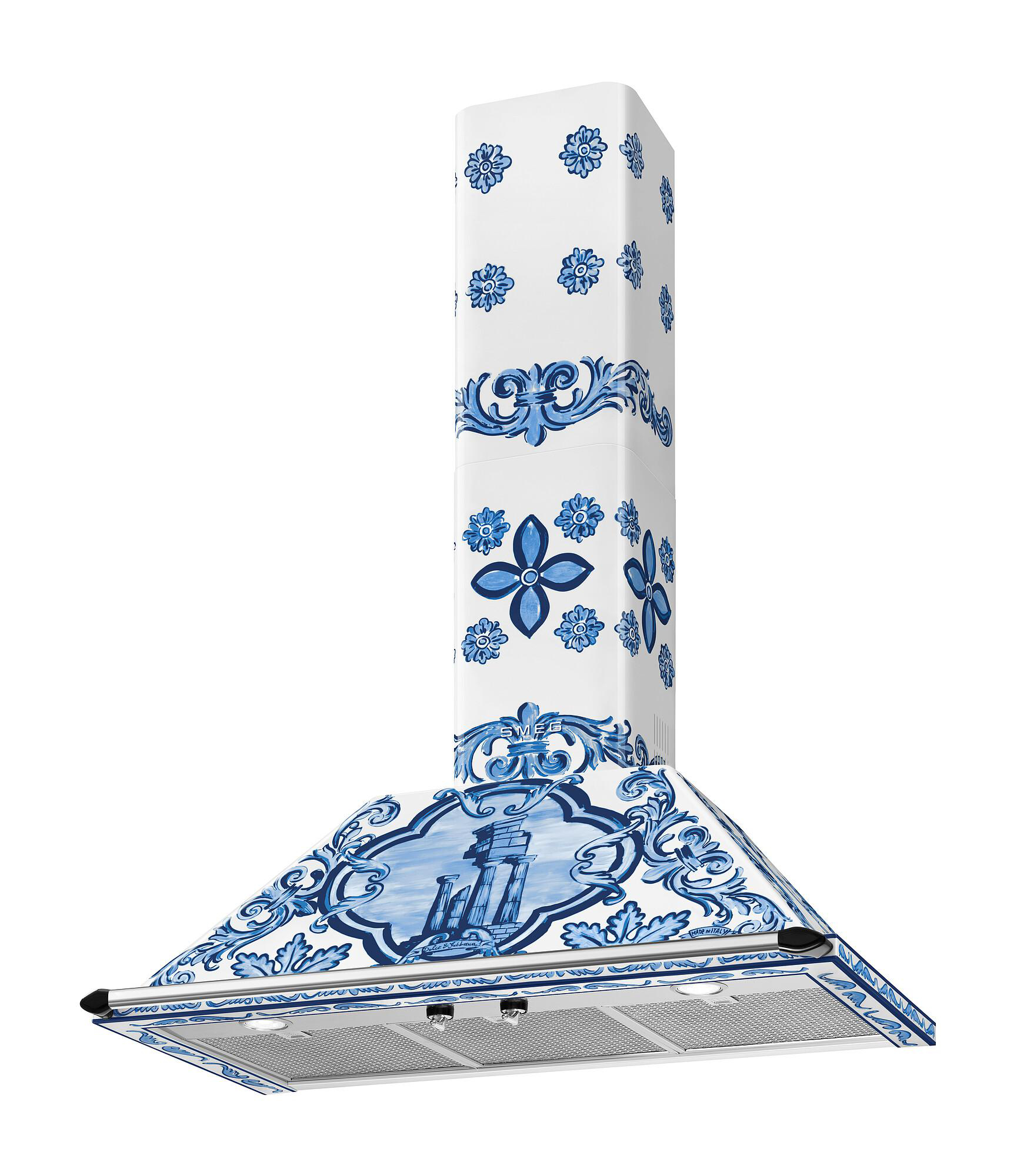 Weiße Küchenabzugshaube mit blauen Blumen- und Architekturmotiven. Isoliert auf weißem Hintergrund.
