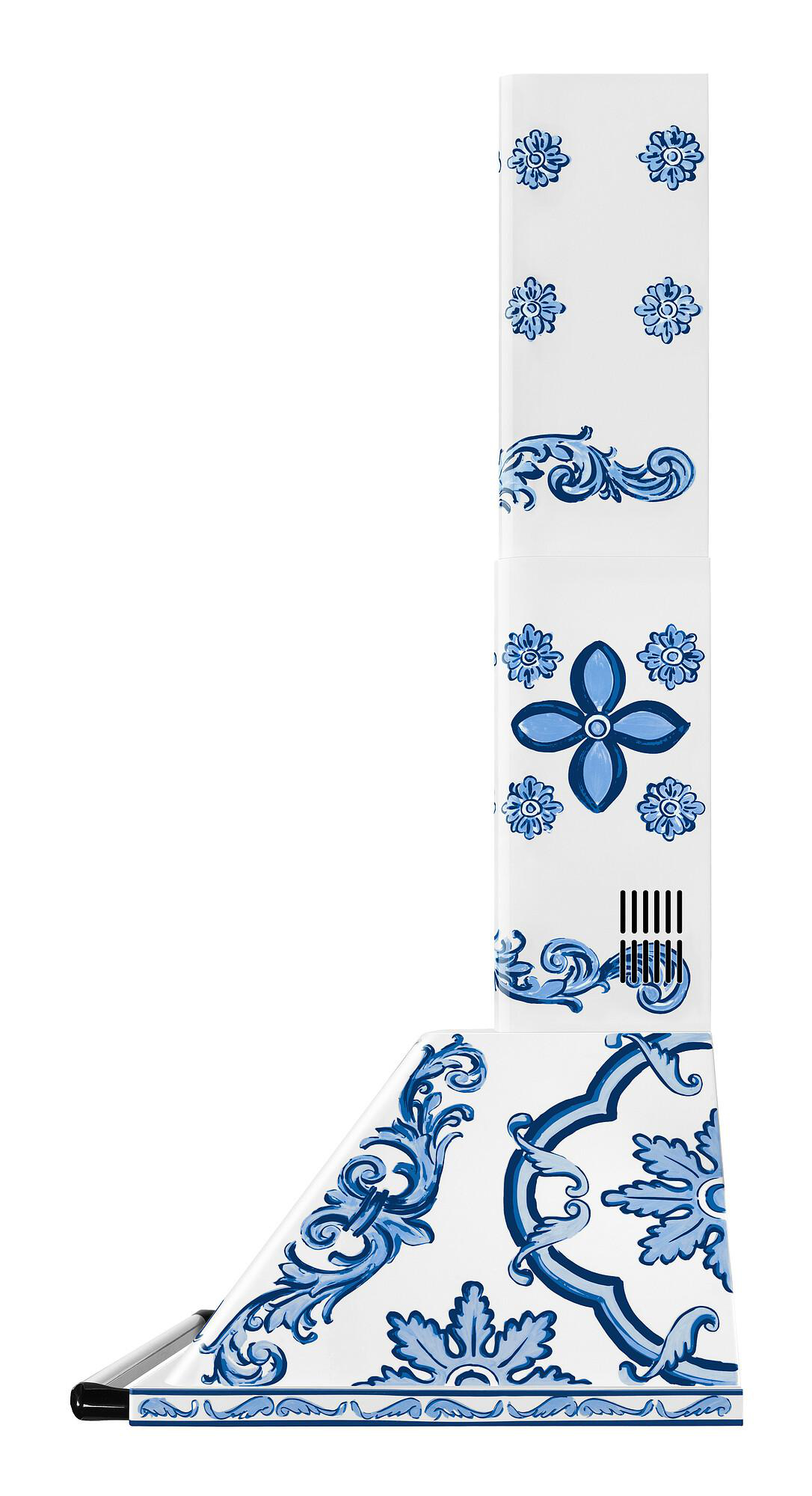 Eine weiße Dunstabzugshaube mit blauen Blumenmustern. Sie hat einen hohen, rechteckigen Körper mit dreieckiger Basis.