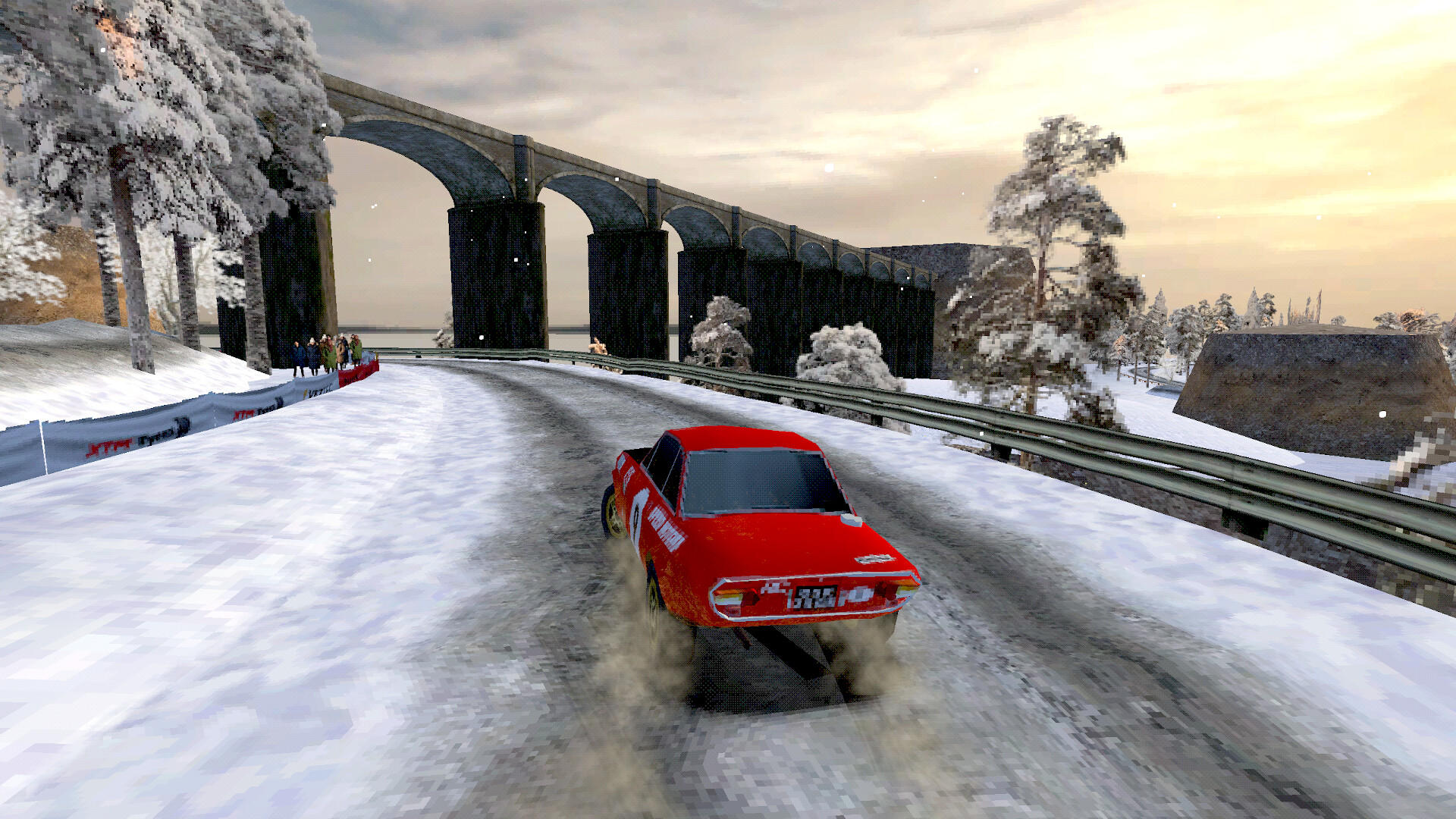 Ein rotes Rallye-Auto fährt auf einer verschneiten Straße unter einer alten Steinbrücke. Bäume mit Schnee umgeben die Straße. Zuschauer beobachten.