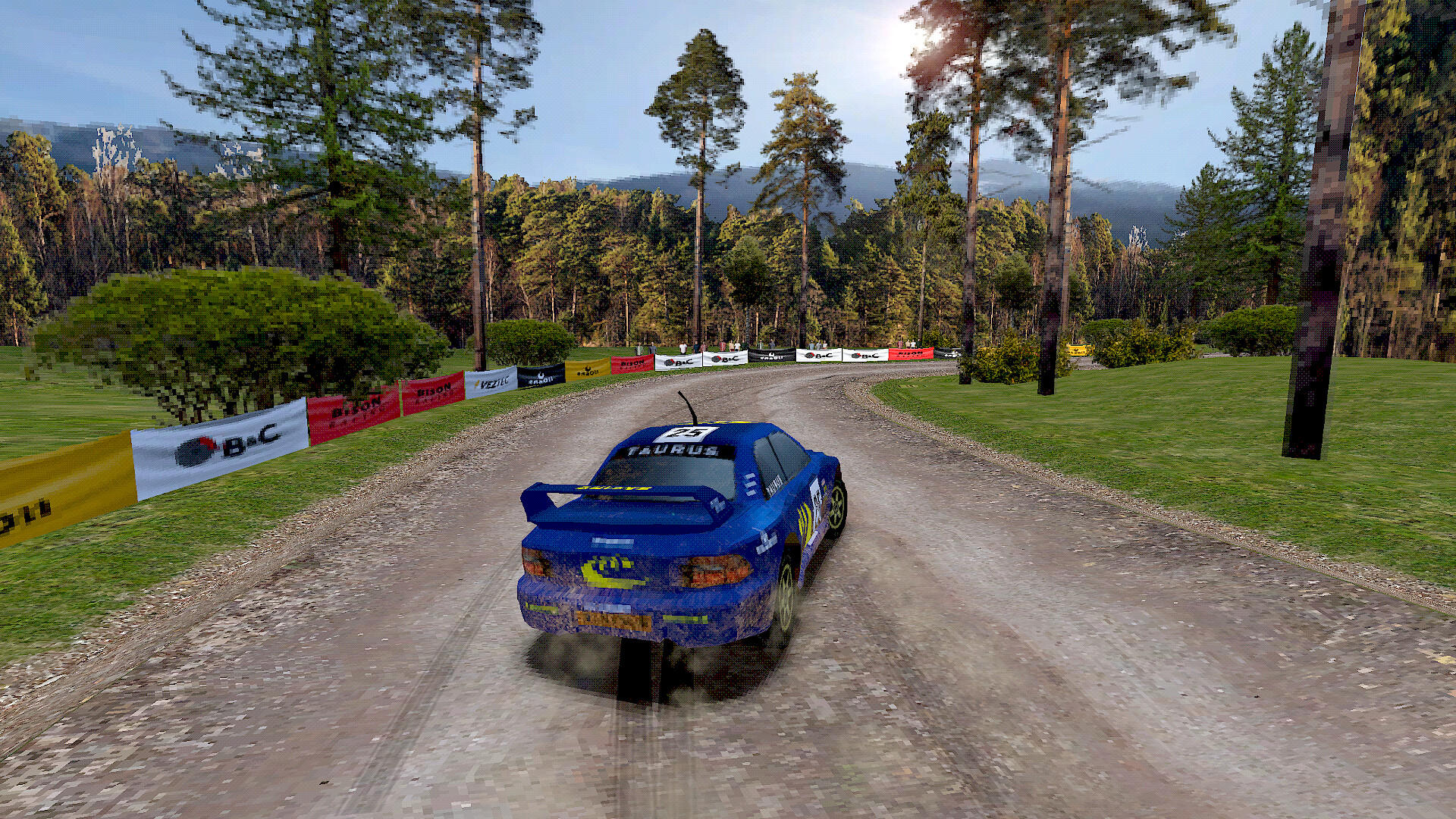 Blaues Rallyeauto auf einer Schotterstraße. Bäume säumen die Straße mit Bannern am Rand. Wald und Himmel im Hintergrund.