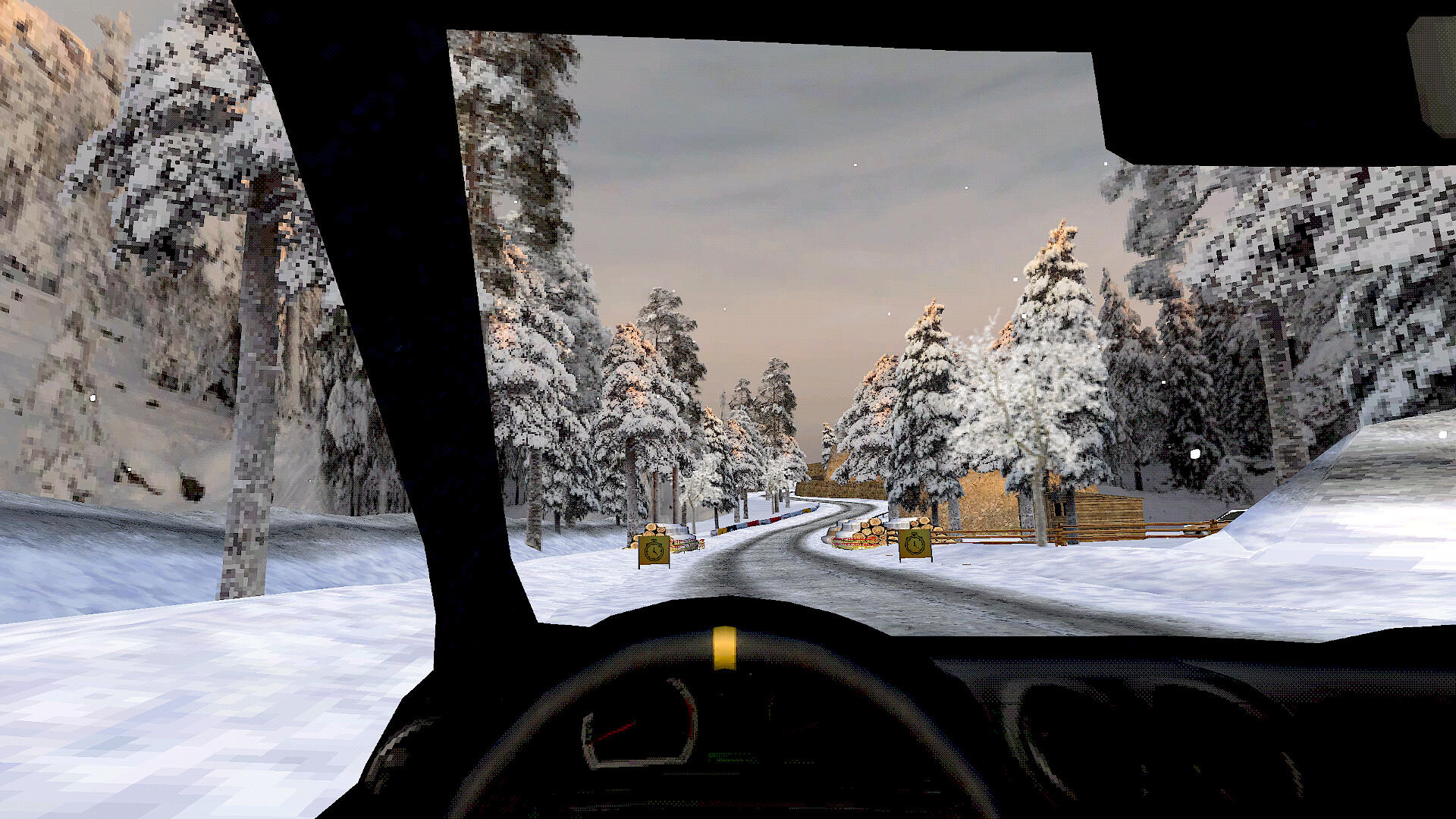 Ansicht aus einem Auto. Verschneite Straße schlängelt sich durch schneebedeckte Bäume. Bewölkter Himmel. Lenkrad im Vordergrund.